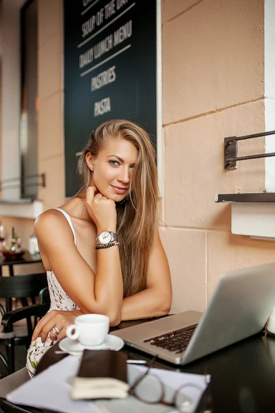 Frau im Café mit Laptop — Stockfoto