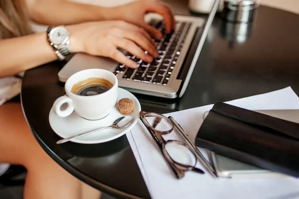 Femme travaillant à l'ordinateur portable — Photo