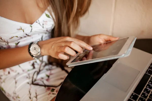 Mujer usando tableta en la cafetería — Foto de Stock