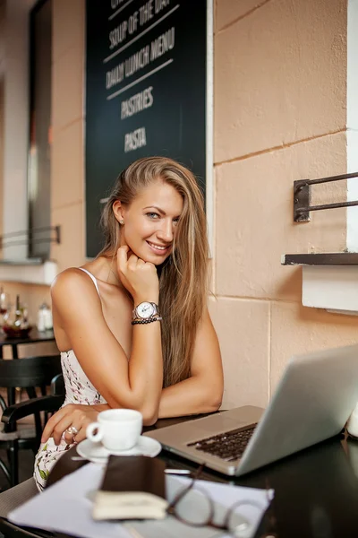 Donna in caffè con computer portatile — Foto Stock