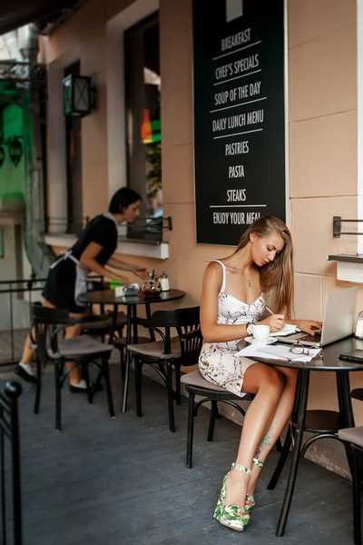 Donna in caffè con computer portatile — Foto Stock