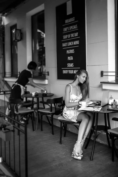 Kvinna i café med laptop — Stockfoto