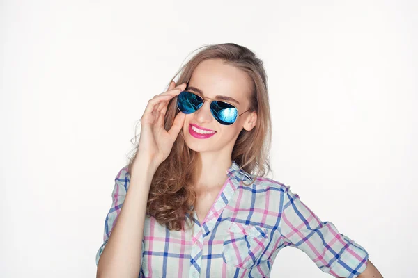 Mujer sonriente en gafas de sol —  Fotos de Stock