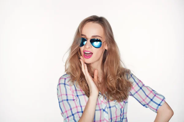 Lächelnde Frau mit Sonnenbrille — Stockfoto