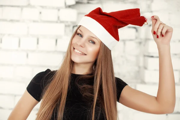 Giovane donna in cappello rosso Santa — Foto Stock