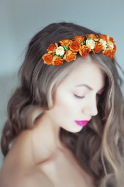 Çiçeklerle saç ve mavi gözlü güzel kadın portresi