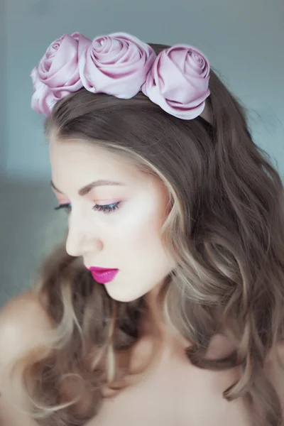 Retrato de mulher bonita com flores no cabelo e olhos azuis — Fotografia de Stock