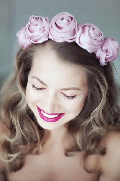 Retrato de mulher bonita com flores no cabelo e olhos azuis — Fotografia de Stock