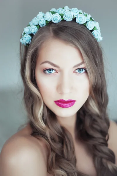 美丽的女人，与花在头发、 蓝眼睛的肖像 — 图库照片