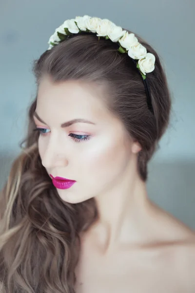 Çiçeklerle saç ve mavi gözlü güzel kadın portresi — Stok fotoğraf