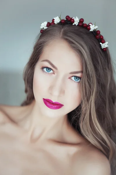 Retrato de mulher bonita com flores no cabelo e olhos azuis — Fotografia de Stock