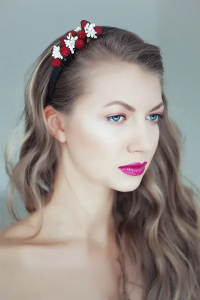 Retrato de mulher bonita com flores no cabelo e olhos azuis — Fotografia de Stock