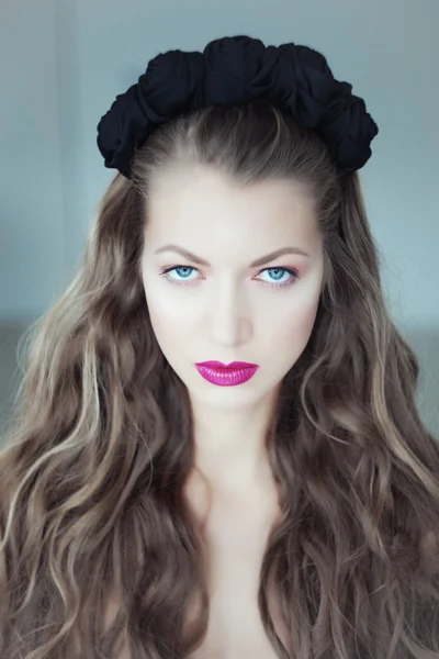 केस आणि निळ्या डोळ्यांमध्ये फुलांसह सुंदर स्त्रीचे पोर्ट्रेट — स्टॉक फोटो, इमेज