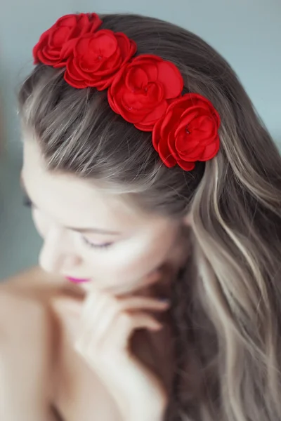 Porträt einer schönen Frau mit Blumen im Haar und blauen Augen — Stockfoto