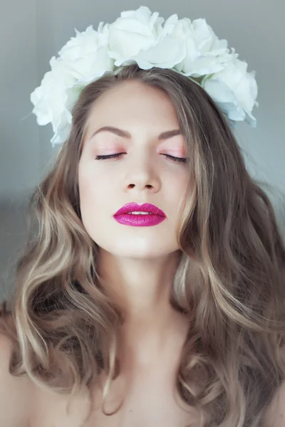 Retrato de mulher bonita com flores no cabelo e olhos azuis — Fotografia de Stock