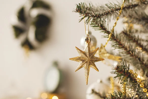 Güzel holdiay Oda altındaki mevcut kutuları ile Noel ağacı ile dekore edilmiştir. — Stok fotoğraf