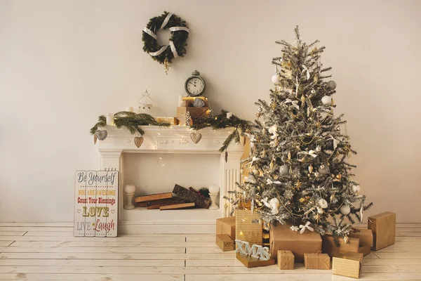 Güzel holdiay Oda altındaki mevcut kutuları ile Noel ağacı ile dekore edilmiştir.