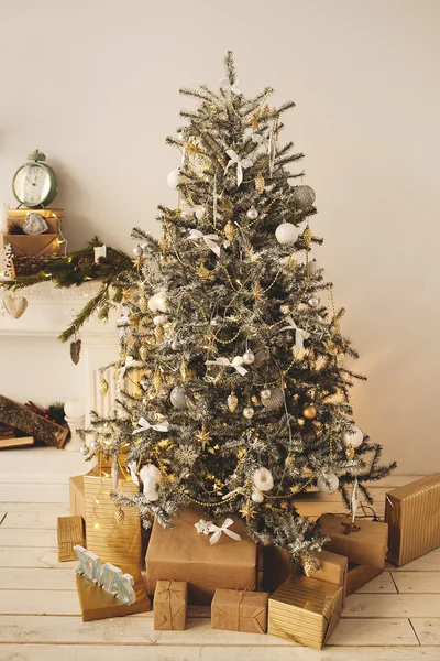 아름 다운 holdiay 장식 크리스마스 트리 아래 선물 상자를 가진 방 — 스톡 사진