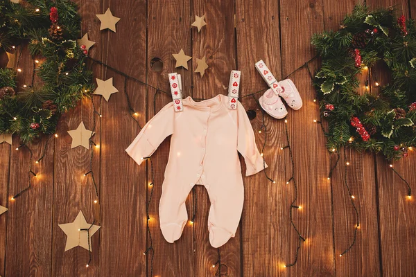 Vêtements de bébé sur la corde à linge Noël décoré — Photo