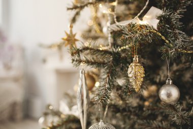 Noel ağacıyla süslenmiş güzel bir tatil odası