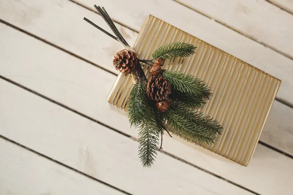 Nadelzweig auf der Geschenkbox — Stockfoto