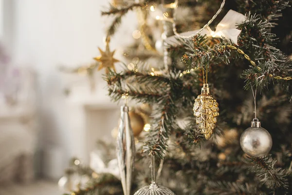 Hermosa habitación decorada de vacaciones con árbol de Navidad —  Fotos de Stock