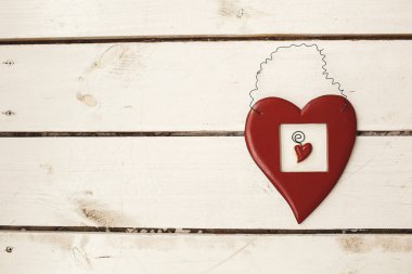 Beyaz tahta üzerinde asılı Sevgililer günü oyuncak kalp arka plan wi