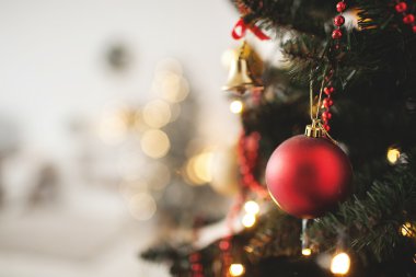 Oyuncak ve kopya alanı ile dekore edilmiş Noel ağacı
