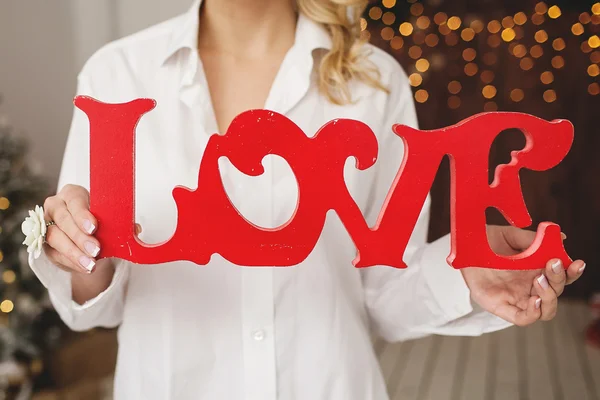 Kobieta trzyma miłosne jako prezent Walentynki w pokoju — Zdjęcie stockowe