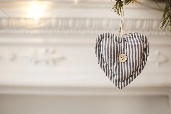 Corazón de juguete de San Valentín en el árbol con un espacio de copia — Foto de Stock