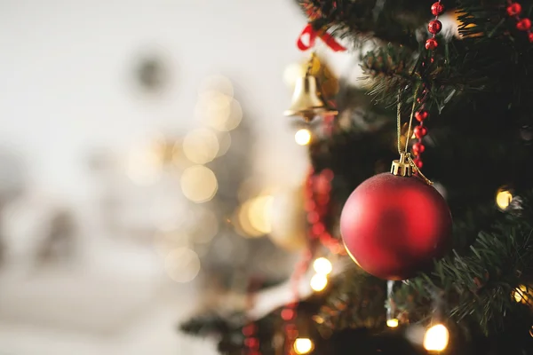 Gedecoreerde kerstboom met speelgoed en kopie ruimte — Stockfoto