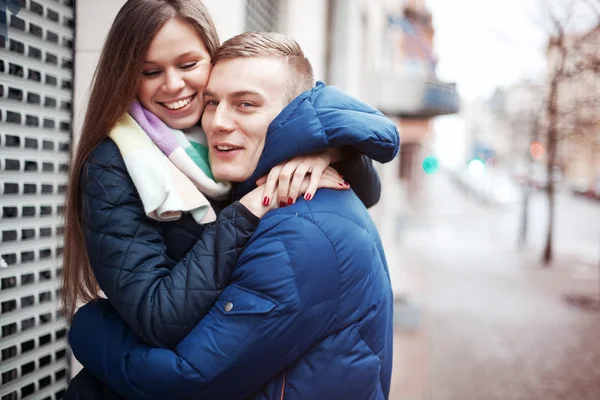 Joven pareja alegre en una calle de la ciudad — Foto de Stock