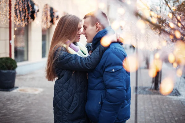 Jovem casal alegre em uma rua da cidade — Fotografia de Stock