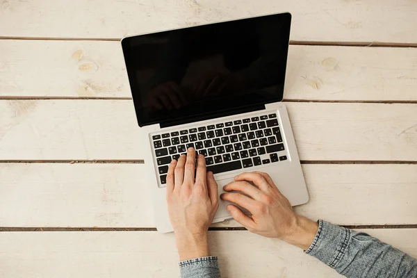 Man's hands typing on laptop keyboard — Stock Photo, Image