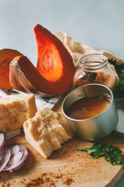 Malzemeler, sebze ve peynir kesme masasında yemek