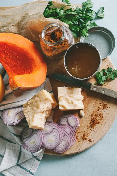 Bahan masak, sayuran dan keju di meja potong , — Stok Foto