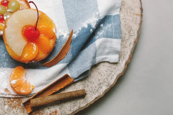 Cake with mandarin on wooden desk, top view — Stock Photo, Image