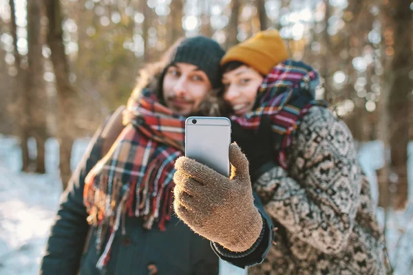 Ζευγάρι κάνει selfie στο δάσος του χειμώνα — Φωτογραφία Αρχείου