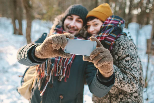 Pár, hogy selfie a téli erdő — Stock Fotó