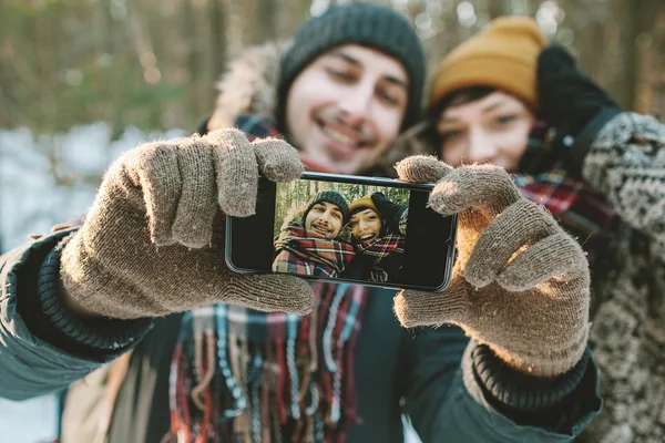 Pár, hogy selfie a téli erdő — Stock Fotó