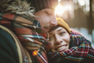 Delikanlı kız kış ormanda hugs.