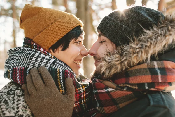 Jeune couple hipster s'amusant dans la forêt d'hiver — Photo