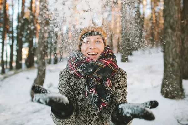 冬の森での手で雪を持つ若い女性 — ストック写真