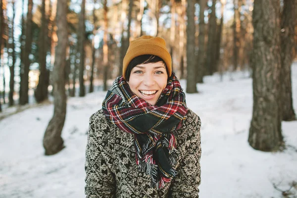 Fiatal csípő nő téli erdőben, szórakozás — Stock Fotó