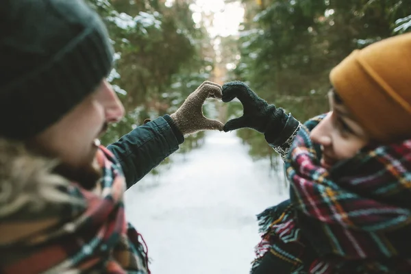 Joven pareja hipster tomados de la mano en el amor símbolo — Foto de Stock