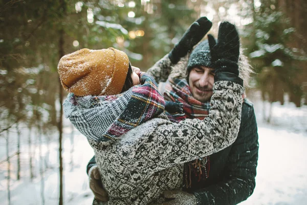 Δυο νέοι hipster διασκεδάζοντας στο δάσος του χειμώνα — Φωτογραφία Αρχείου