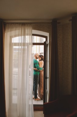 Ayakta otel odasında balkon adlı genç Çift