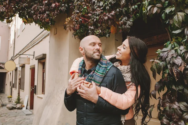 Mujer joven abraza a su novio en la ciudad — Foto de Stock