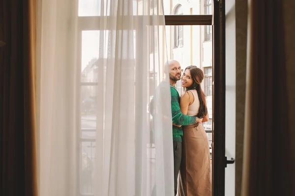 Giovane coppia in piedi sul balcone della camera d'albergo — Foto Stock