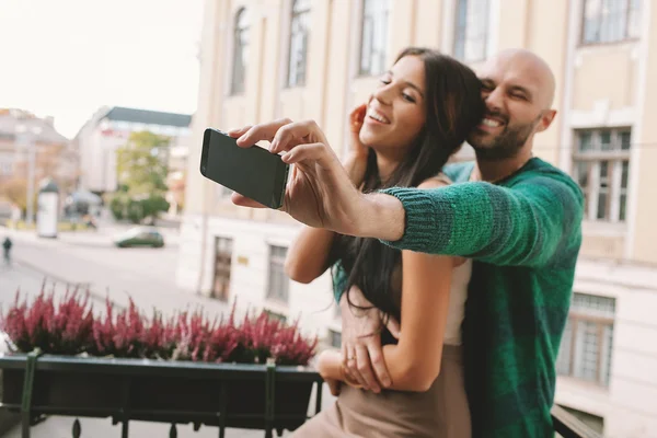 Pareja haciendo selfie en el balcón de la habitación del hotel — Foto de Stock